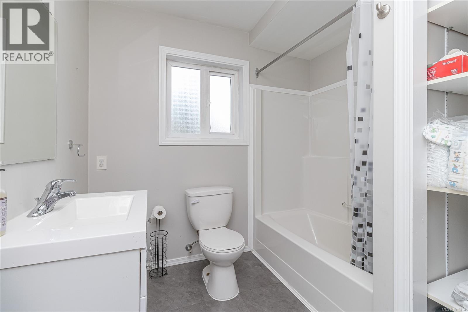 200 Johnson Pl, Lake Cowichan