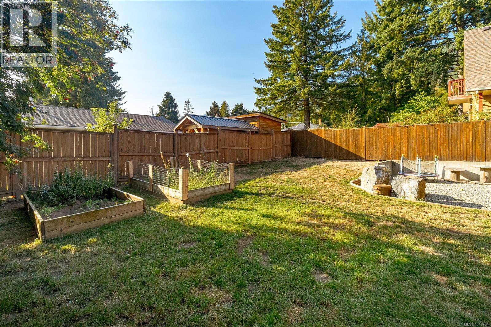 200 Johnson Pl, Lake Cowichan