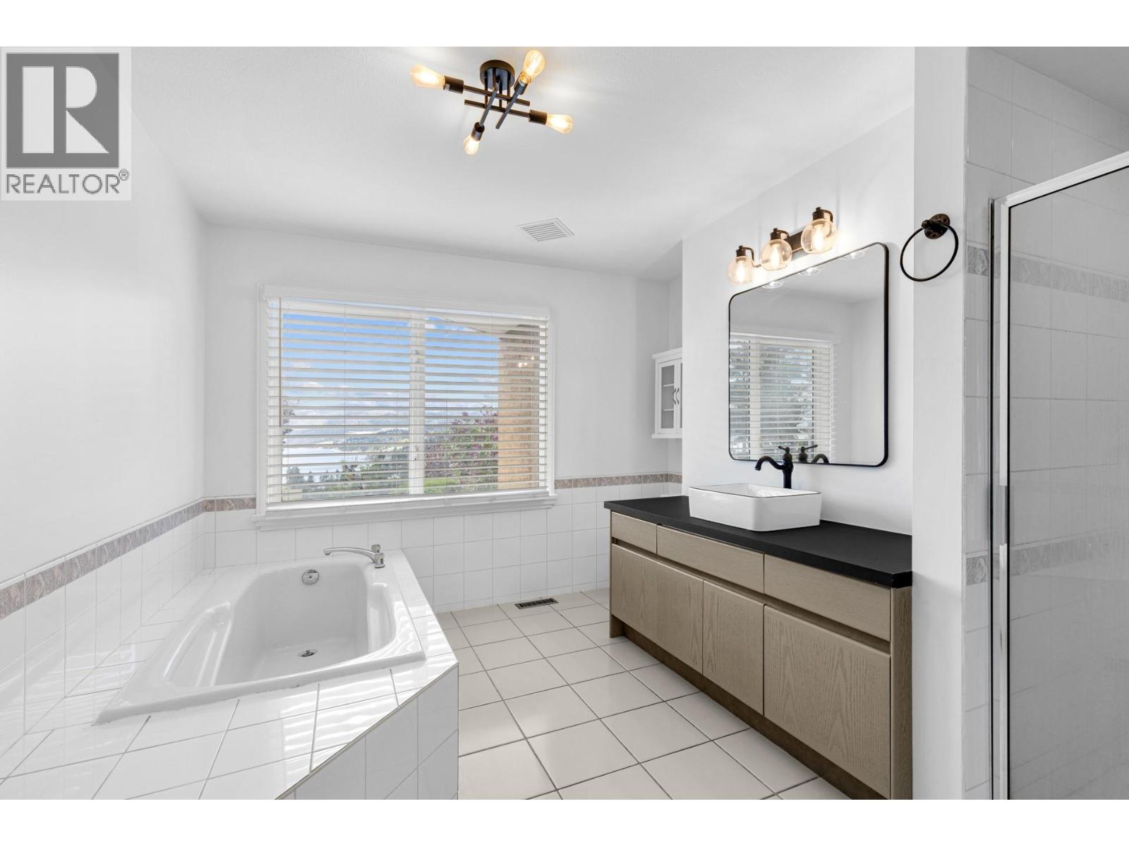 3784 Inglis Place, Peachland