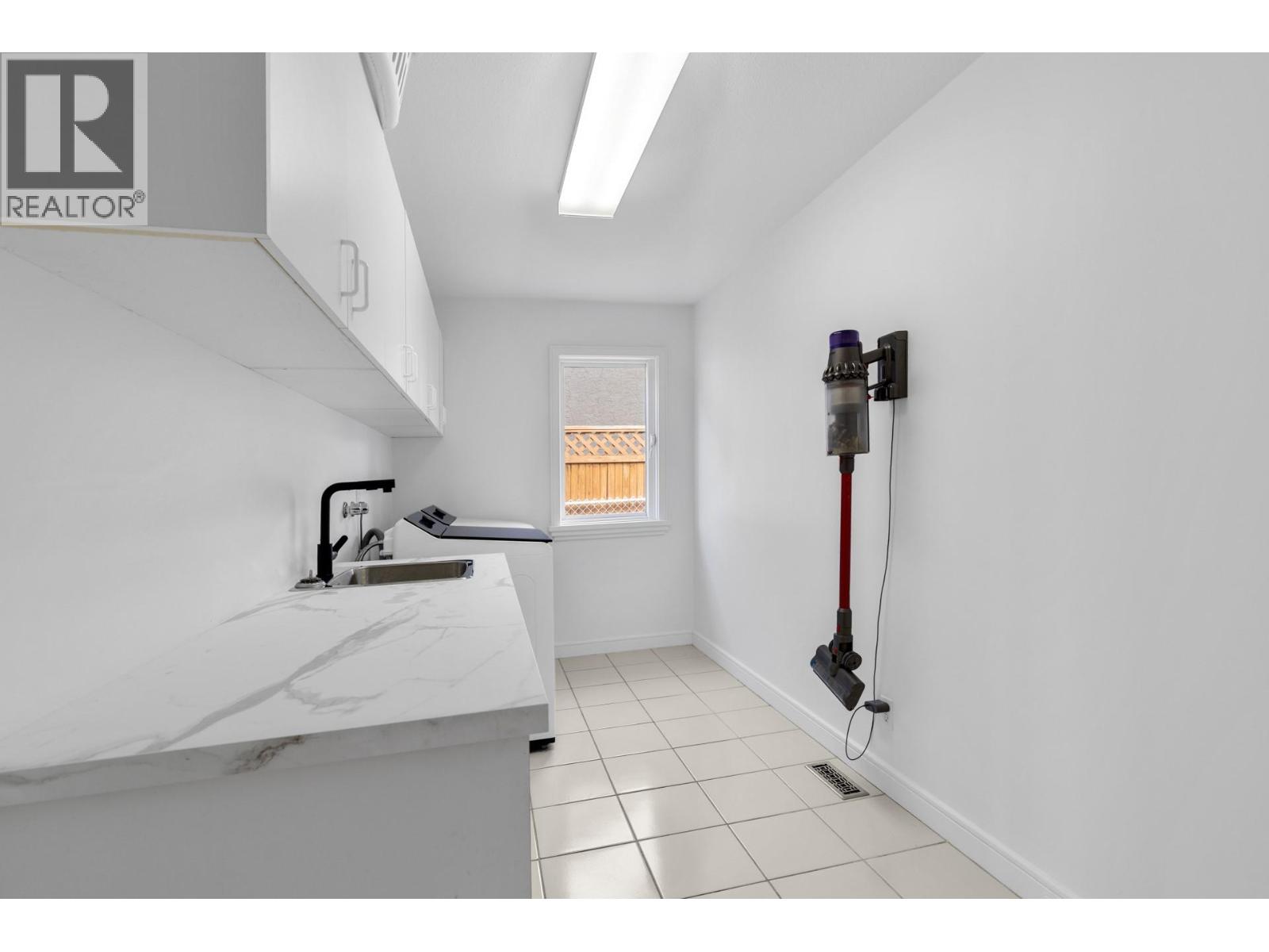 3784 Inglis Place, Peachland