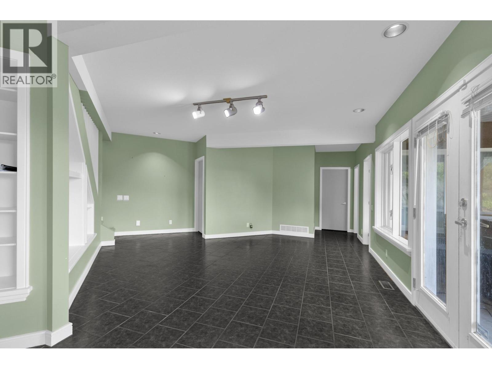 3784 Inglis Place, Peachland