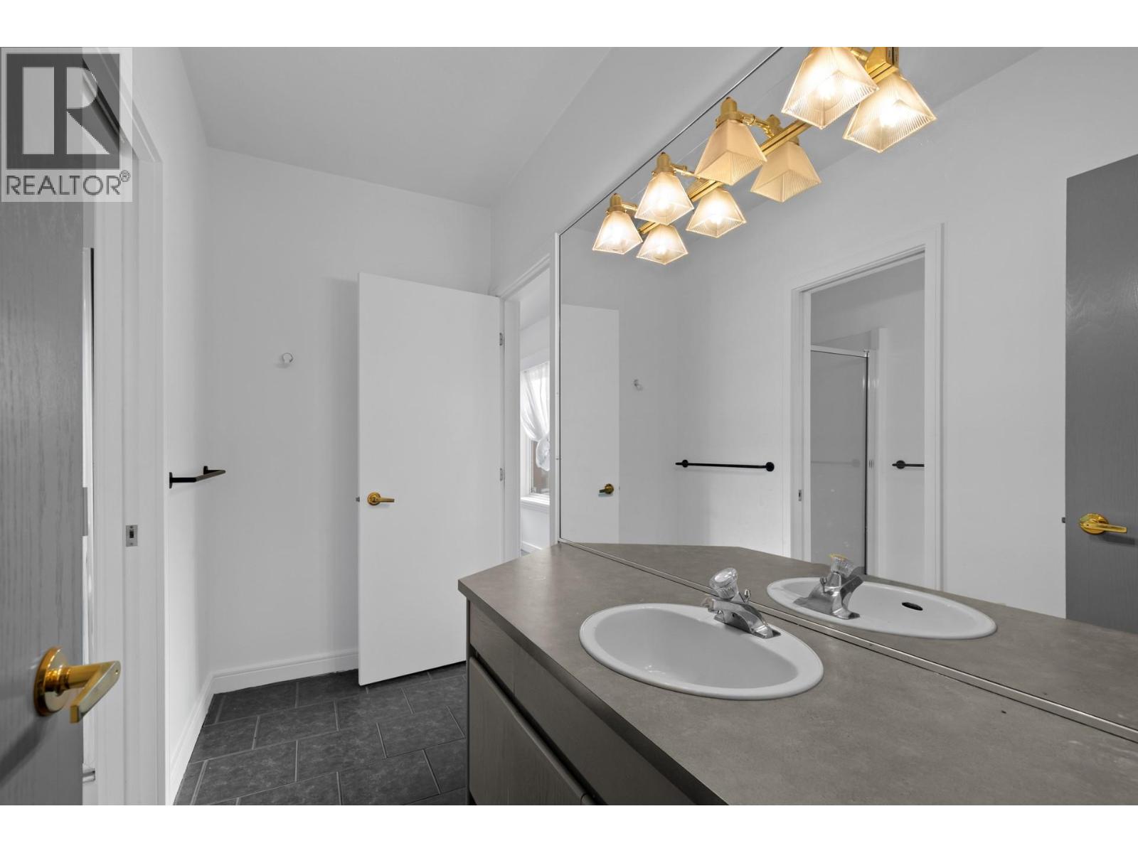 3784 Inglis Place, Peachland