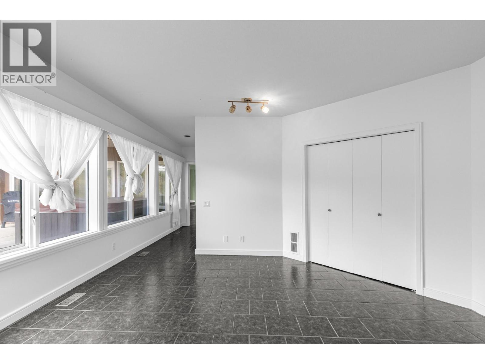 3784 Inglis Place, Peachland