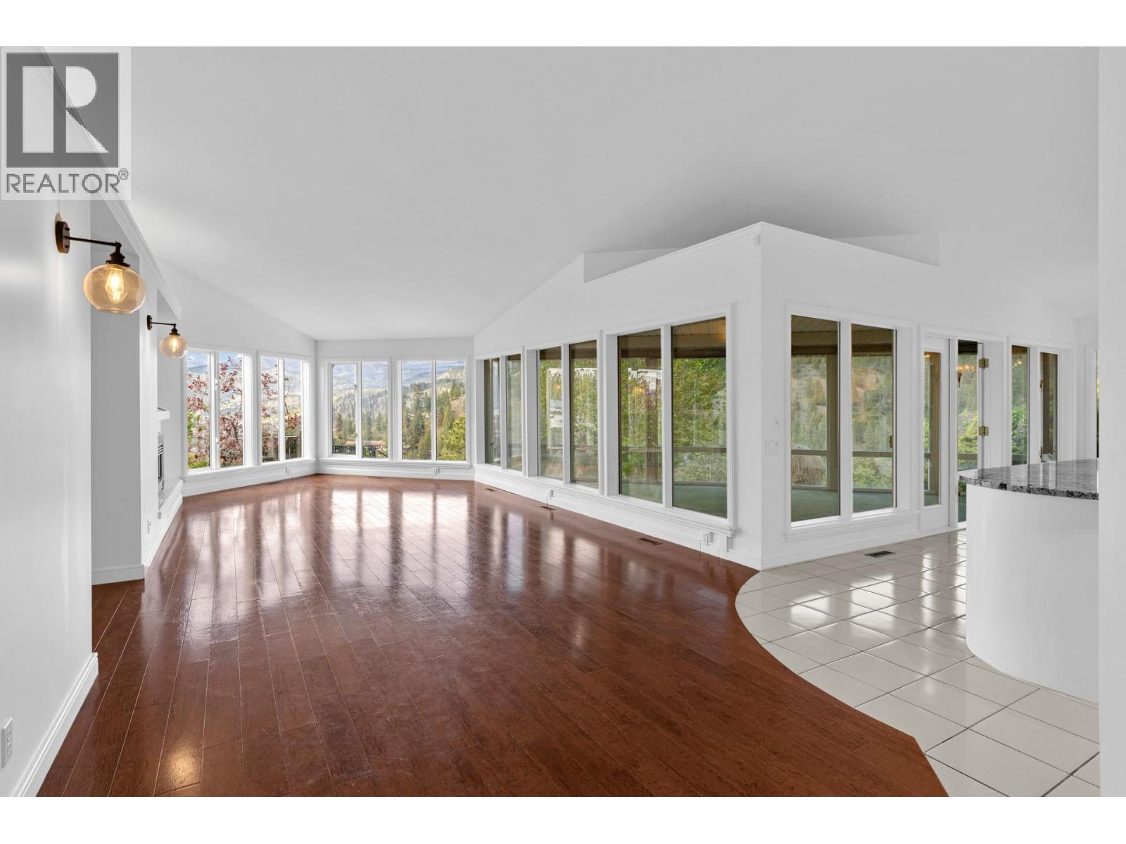 3784 Inglis Place, Peachland