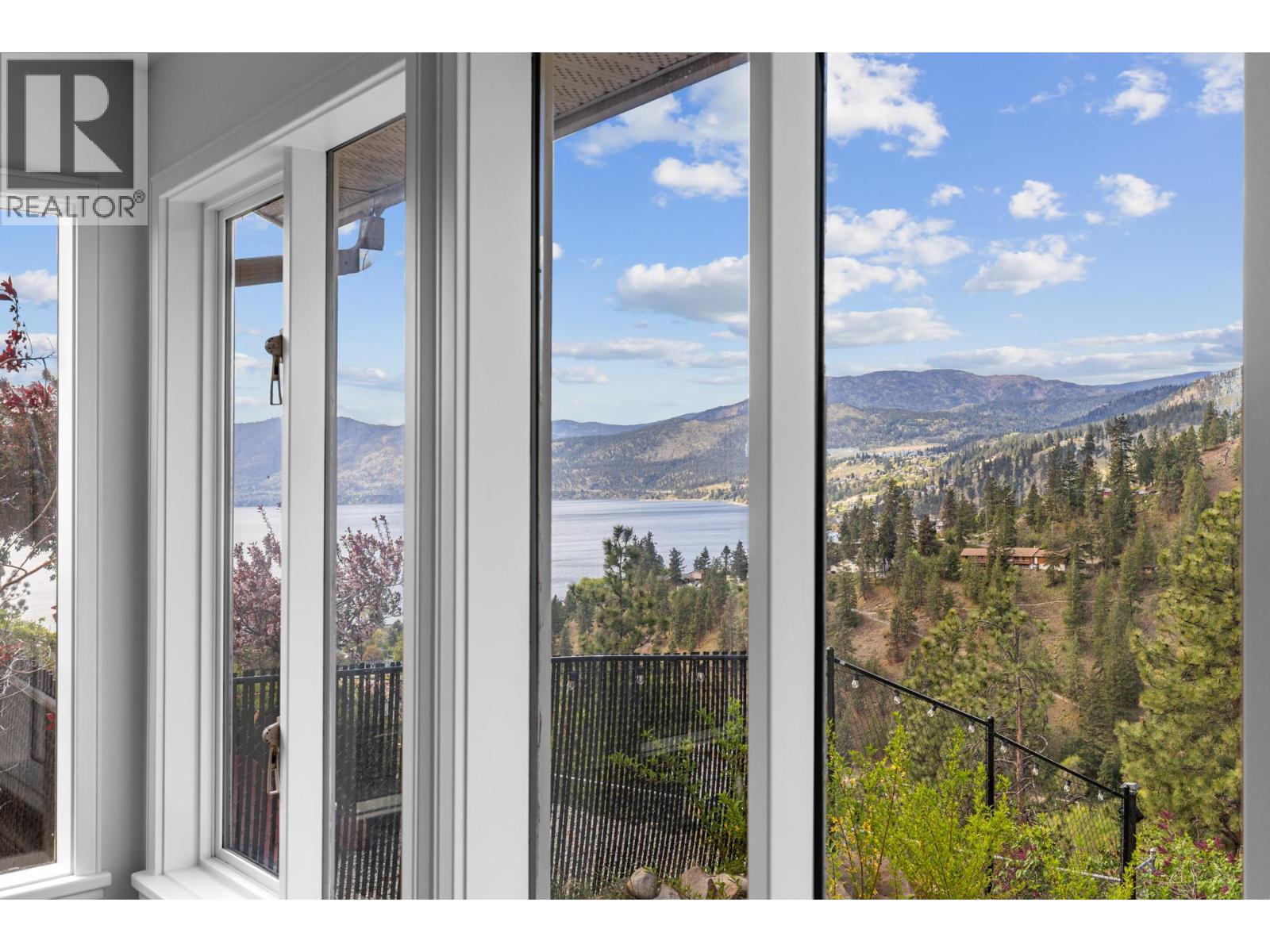 3784 Inglis Place, Peachland