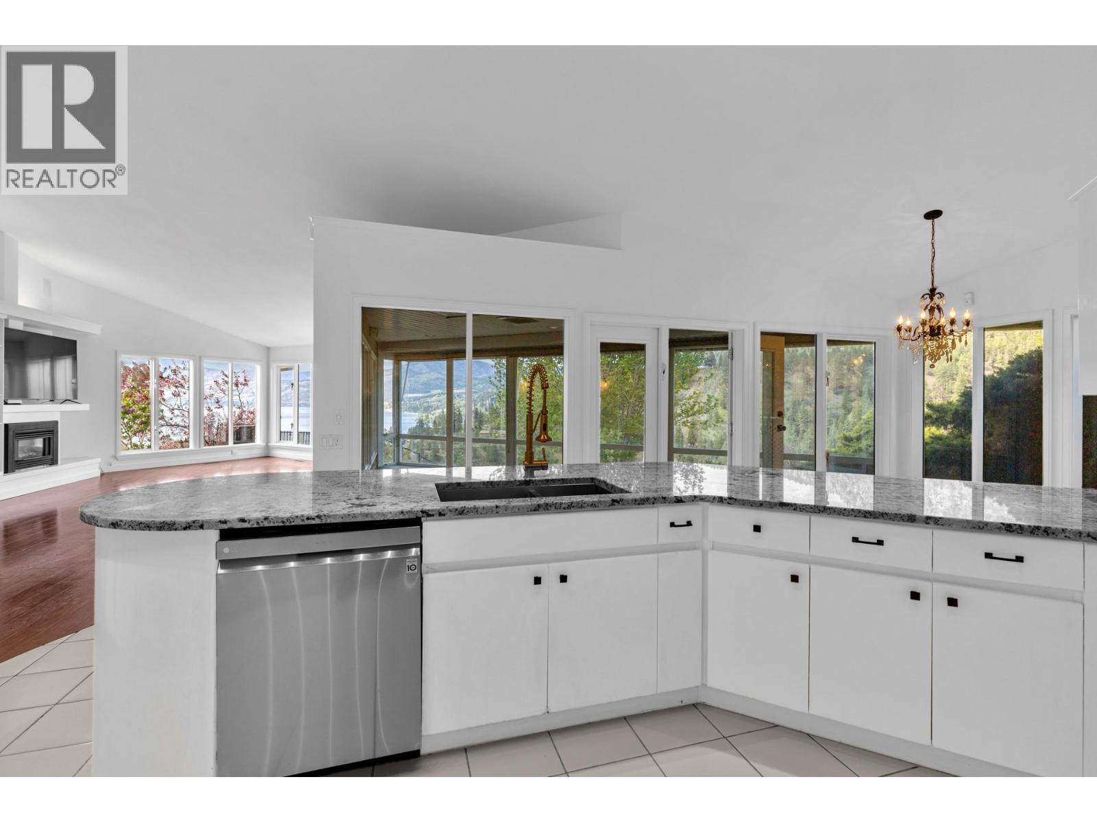 3784 Inglis Place, Peachland