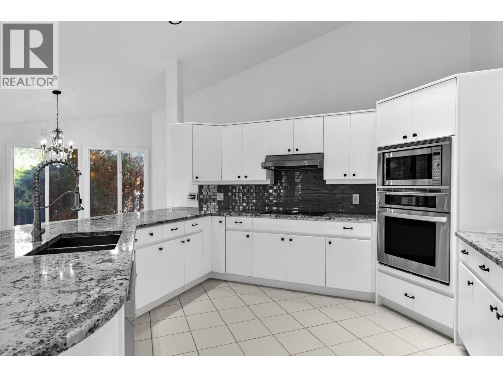 3784 Inglis Place, Peachland