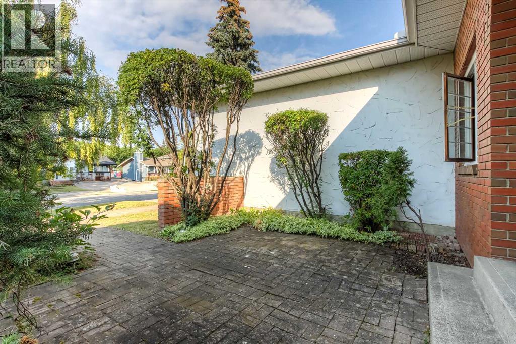 Single Family House for Sale in  Varwood Place NW Varsity Calgary 