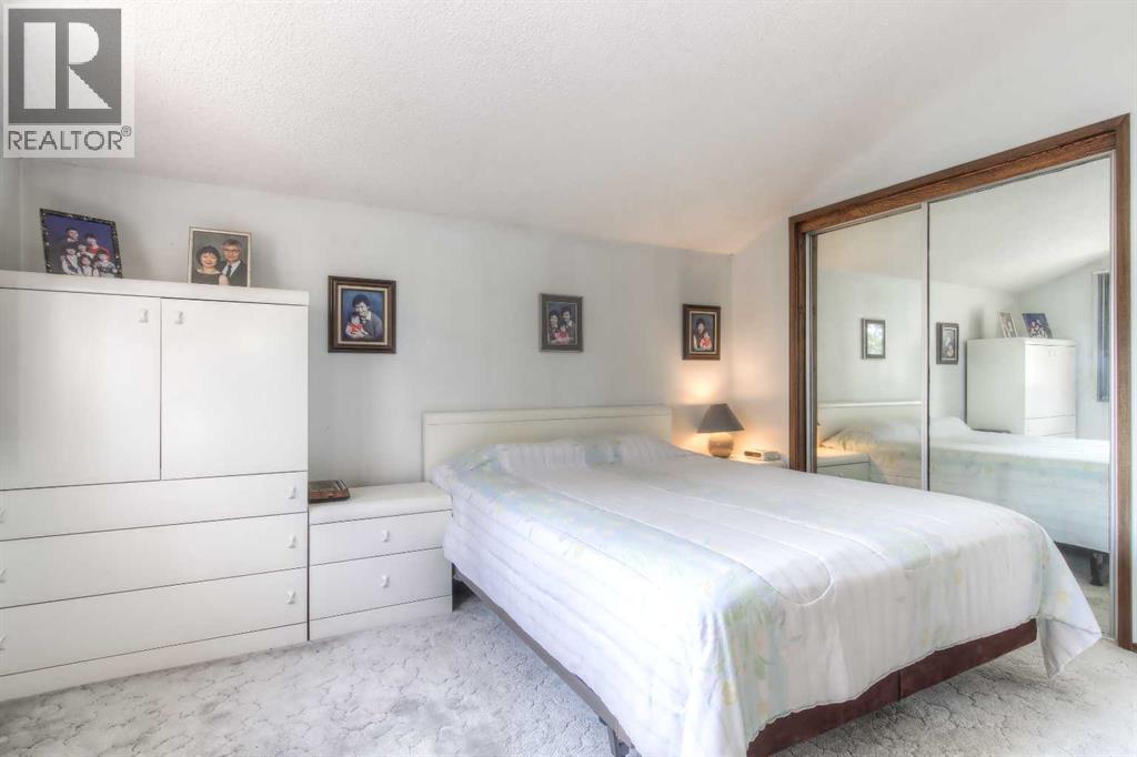 Single Family House for Sale in  Varwood Place NW Varsity Calgary 