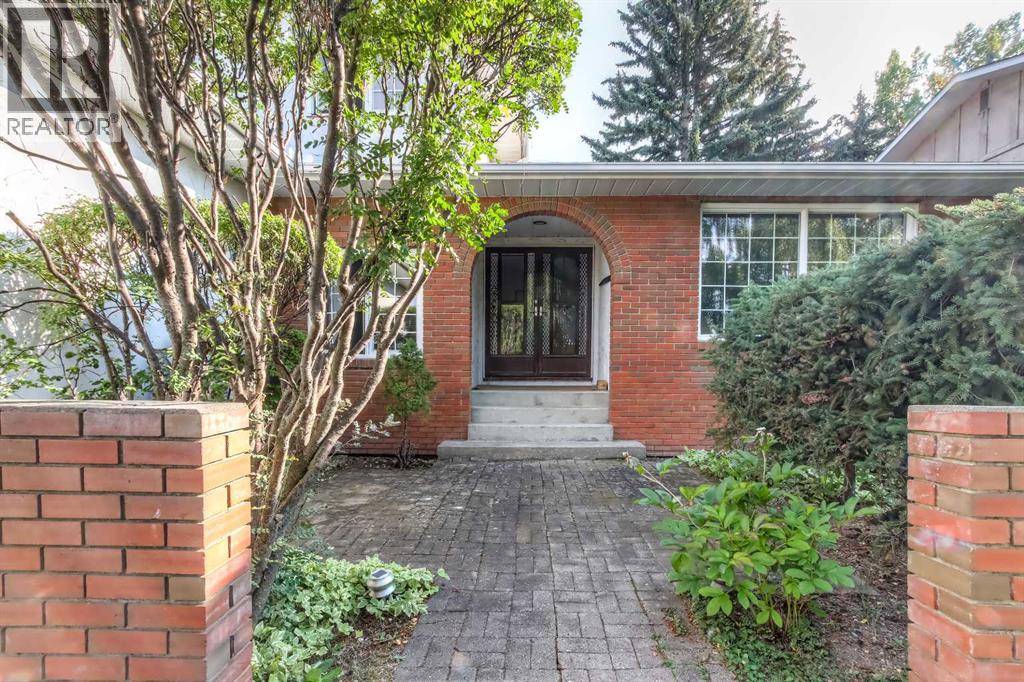 Single Family House for Sale in  Varwood Place NW Varsity Calgary 