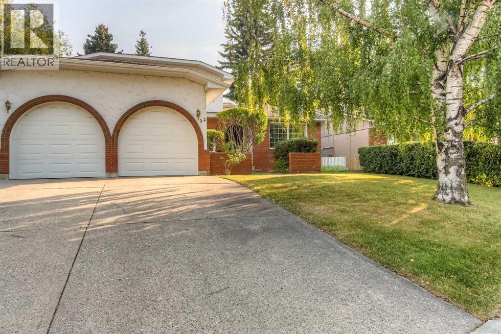 Single Family House for Sale in  Varwood Place NW Varsity Calgary 