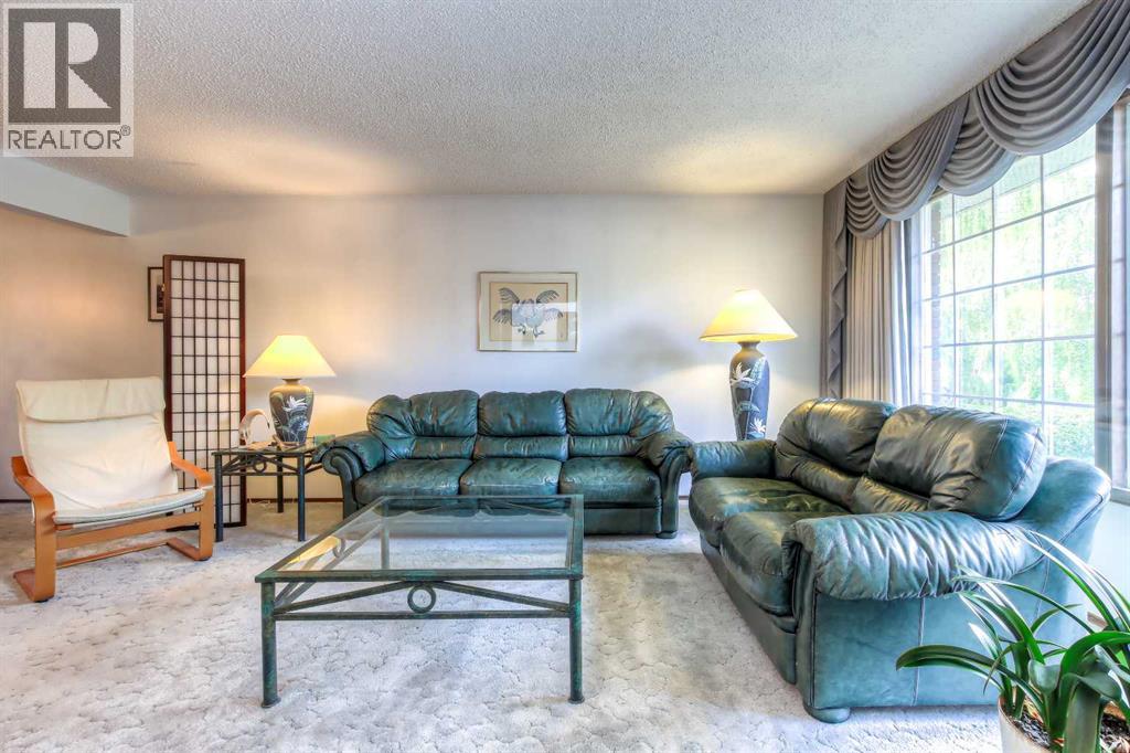 Single Family House for Sale in  Varwood Place NW Varsity Calgary 