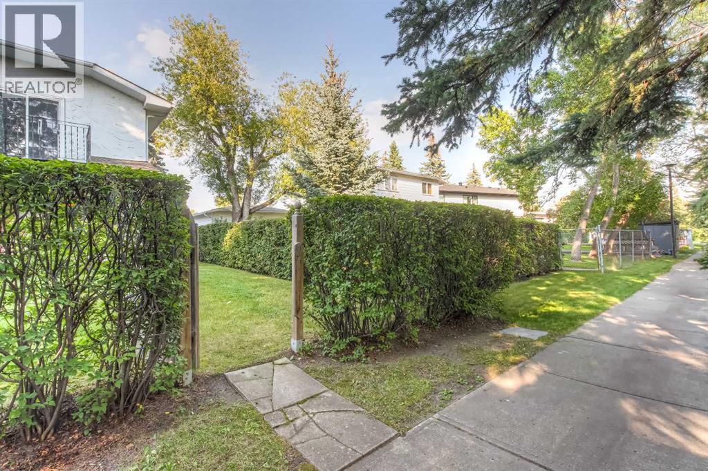Single Family House for Sale in  Varwood Place NW Varsity Calgary 