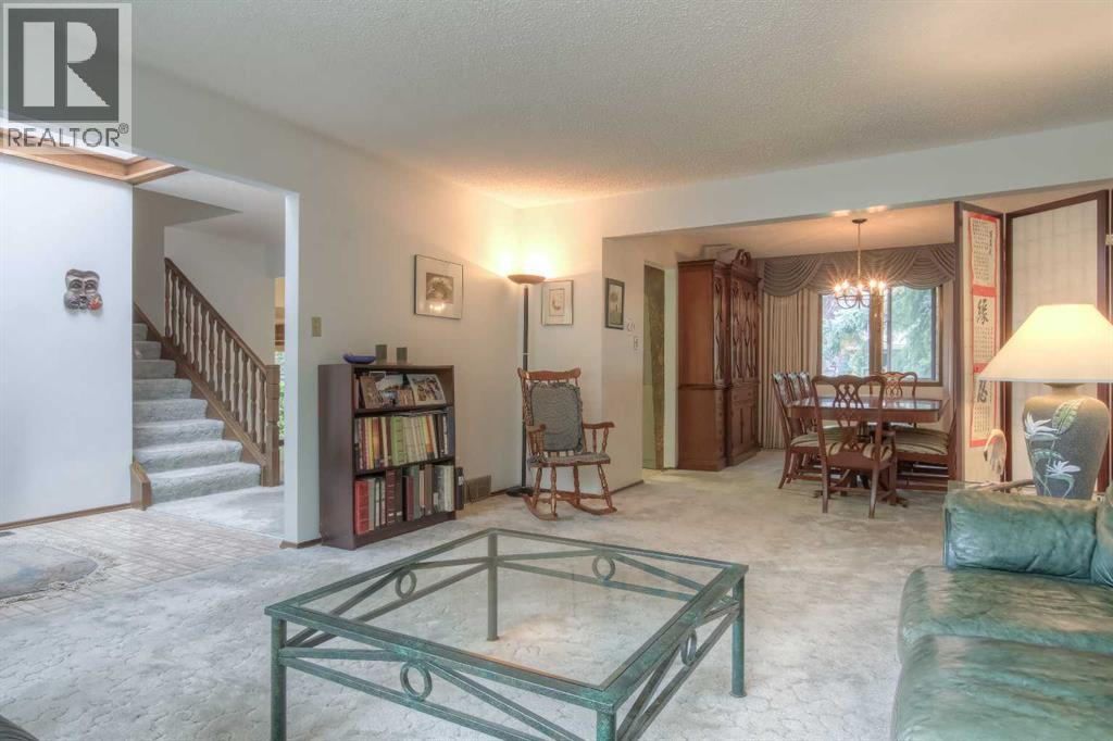 Single Family House for Sale in  Varwood Place NW Varsity Calgary 