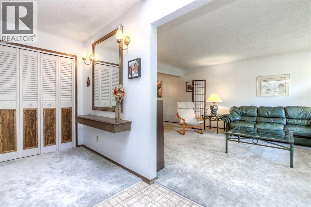 Single Family House for Sale in  Varwood Place NW Varsity Calgary 