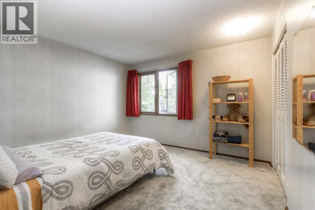 Single Family House for Sale in  Varwood Place NW Varsity Calgary 