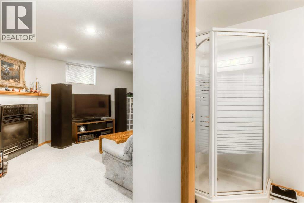 Single Family House for Sale in  Varwood Place NW Varsity Calgary 