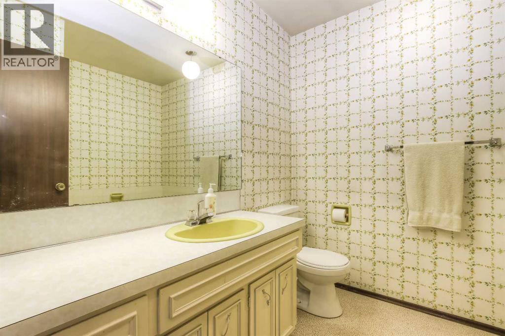 Single Family House for Sale in  Varwood Place NW Varsity Calgary 
