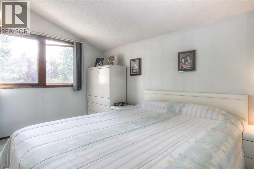 Single Family House for Sale in  Varwood Place NW Varsity Calgary 