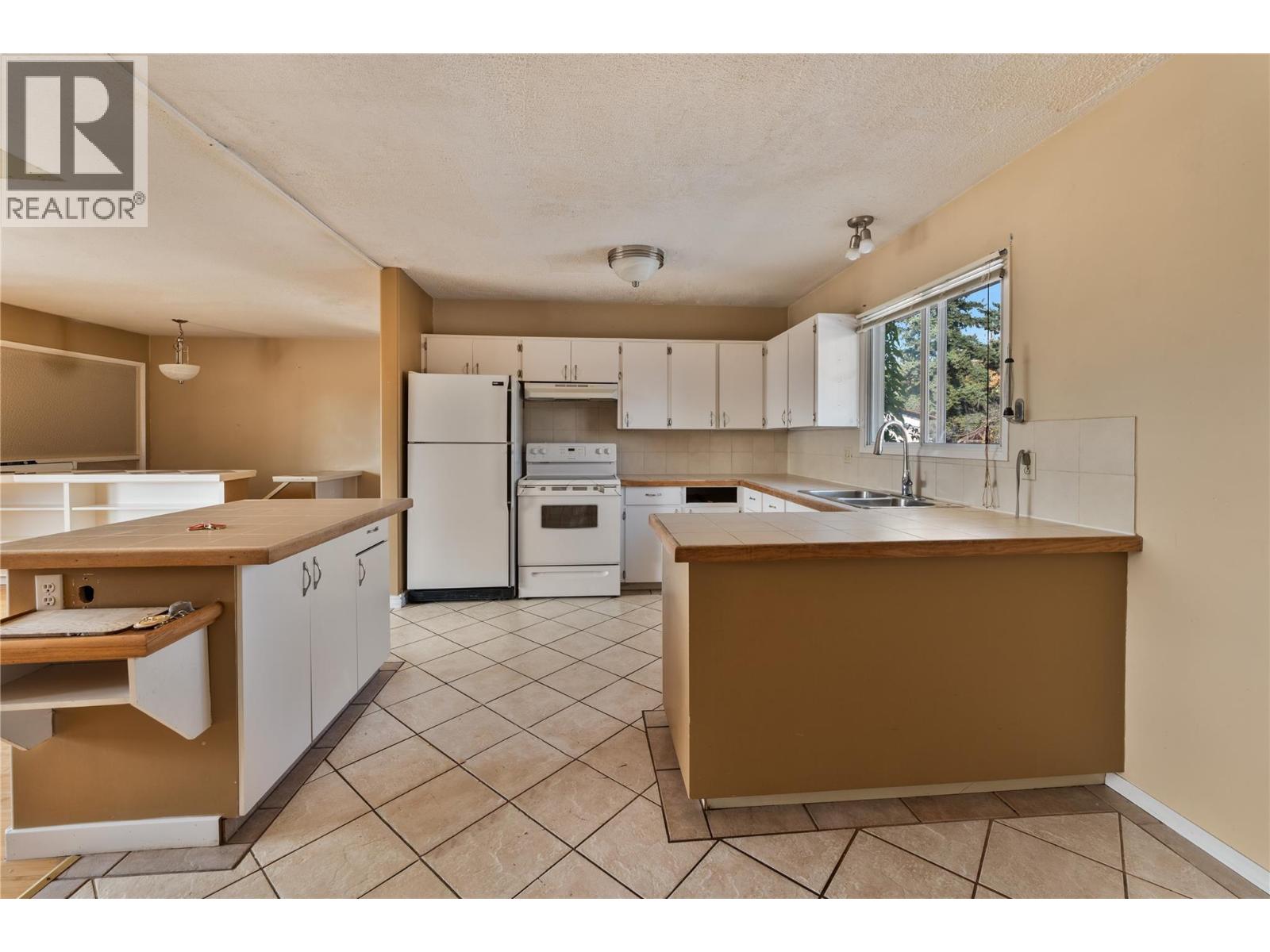  2858 Aberdeen Road, West Kelowna