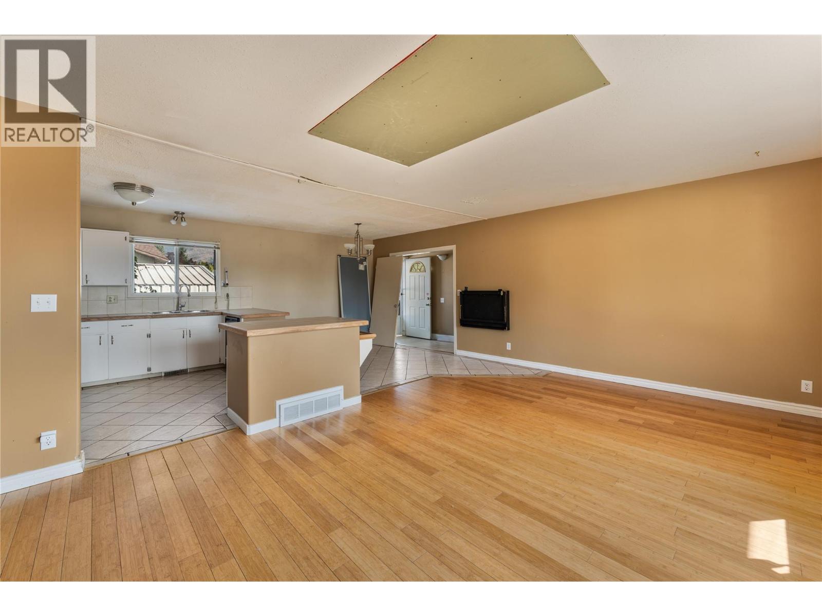  2858 Aberdeen Road, West Kelowna