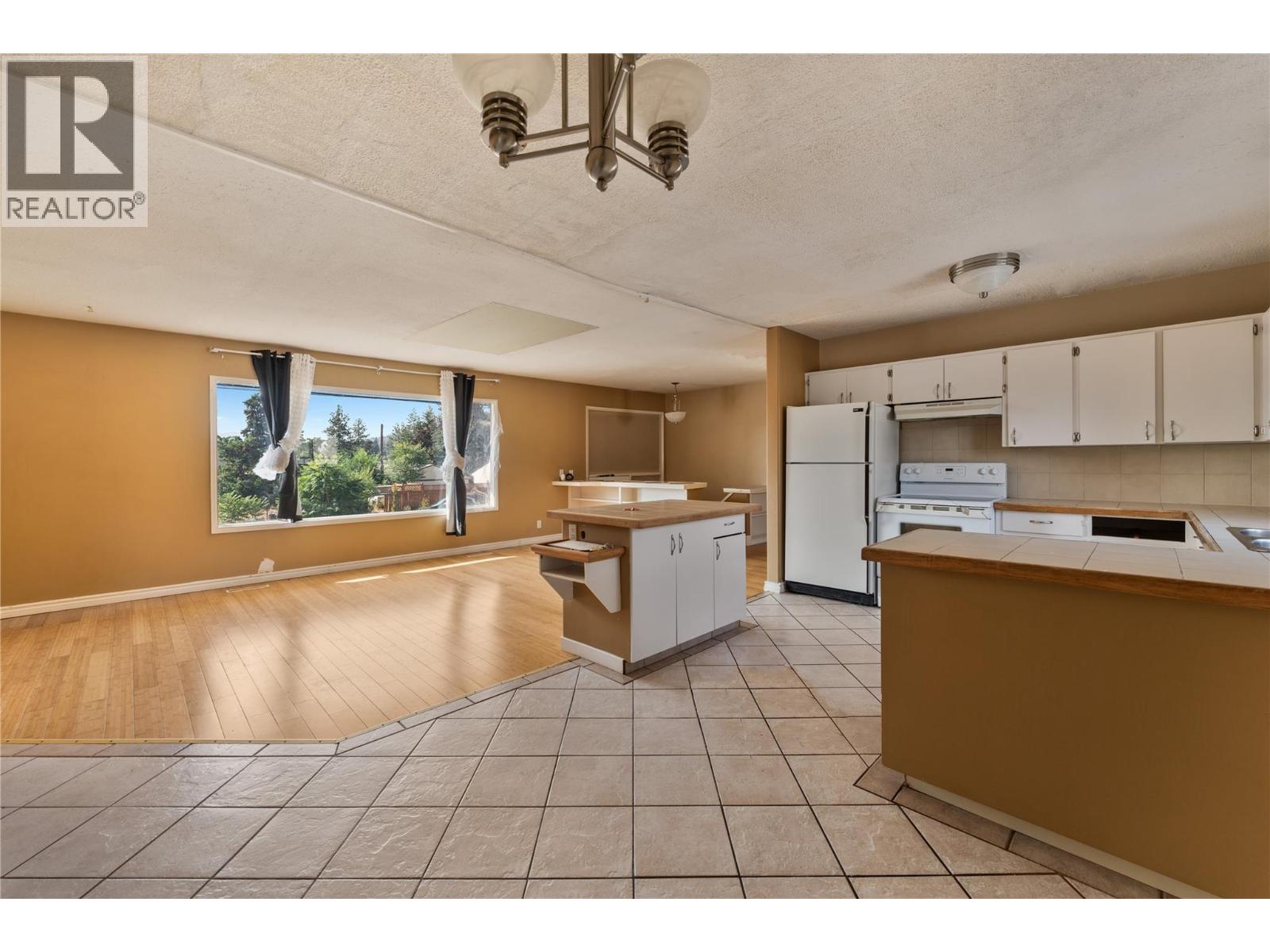  2858 Aberdeen Road, West Kelowna