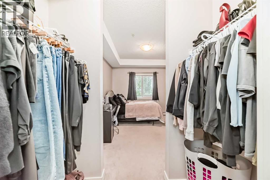 Single Family House for Sale in    Avenue NW Varsity Calgary 