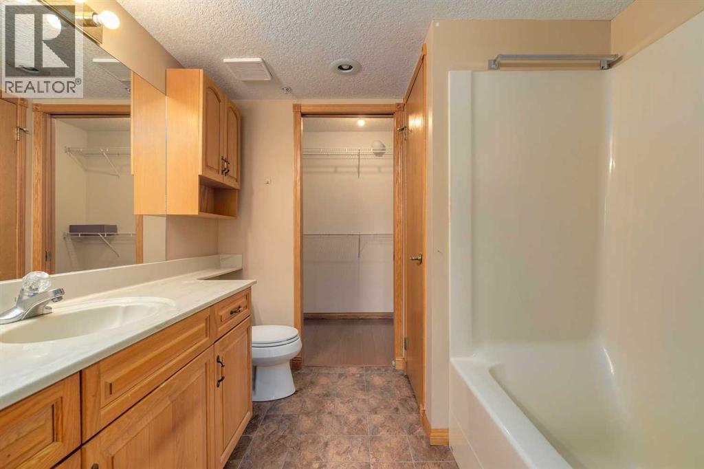 Single Family House for Sale in   Sierra Morena Boulevard SW Signal Hill Calgary 