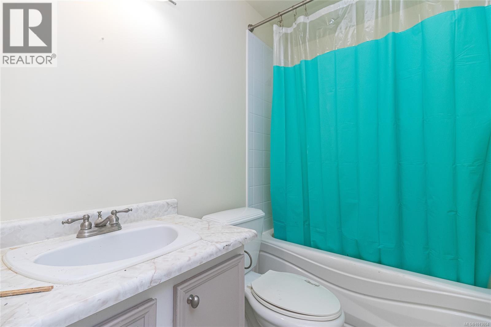 310 3215 Alder St, Saanich