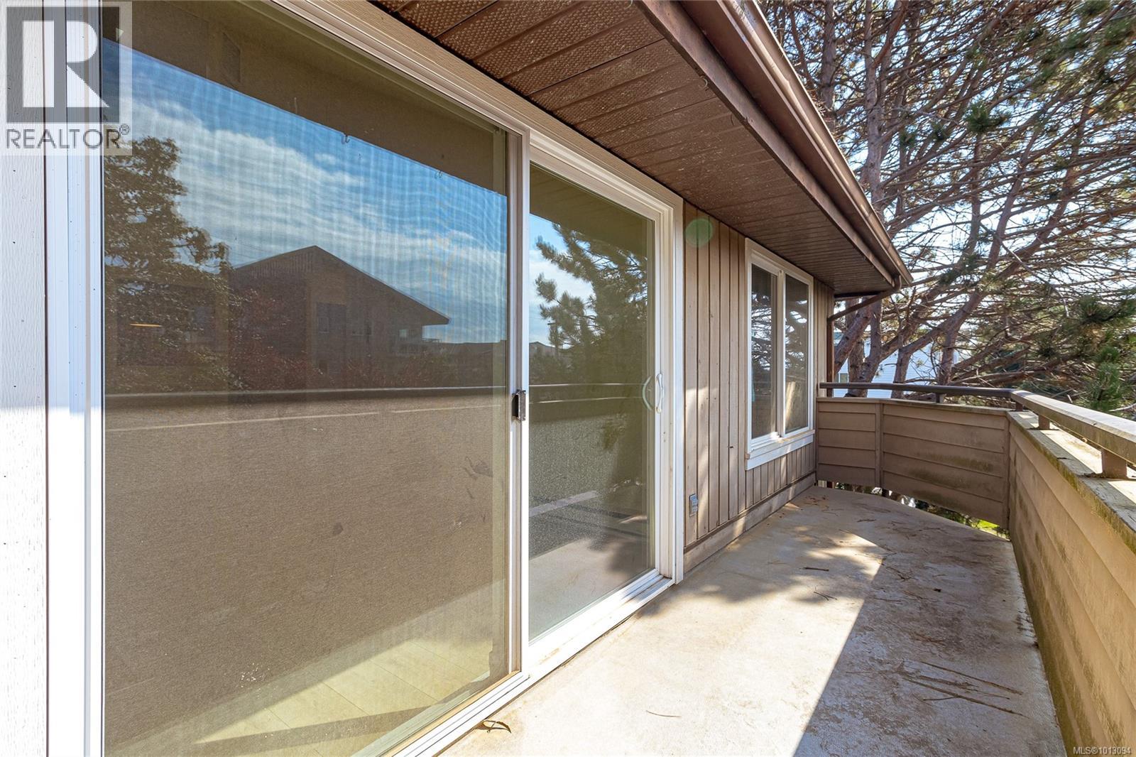 310 3215 Alder St, Saanich