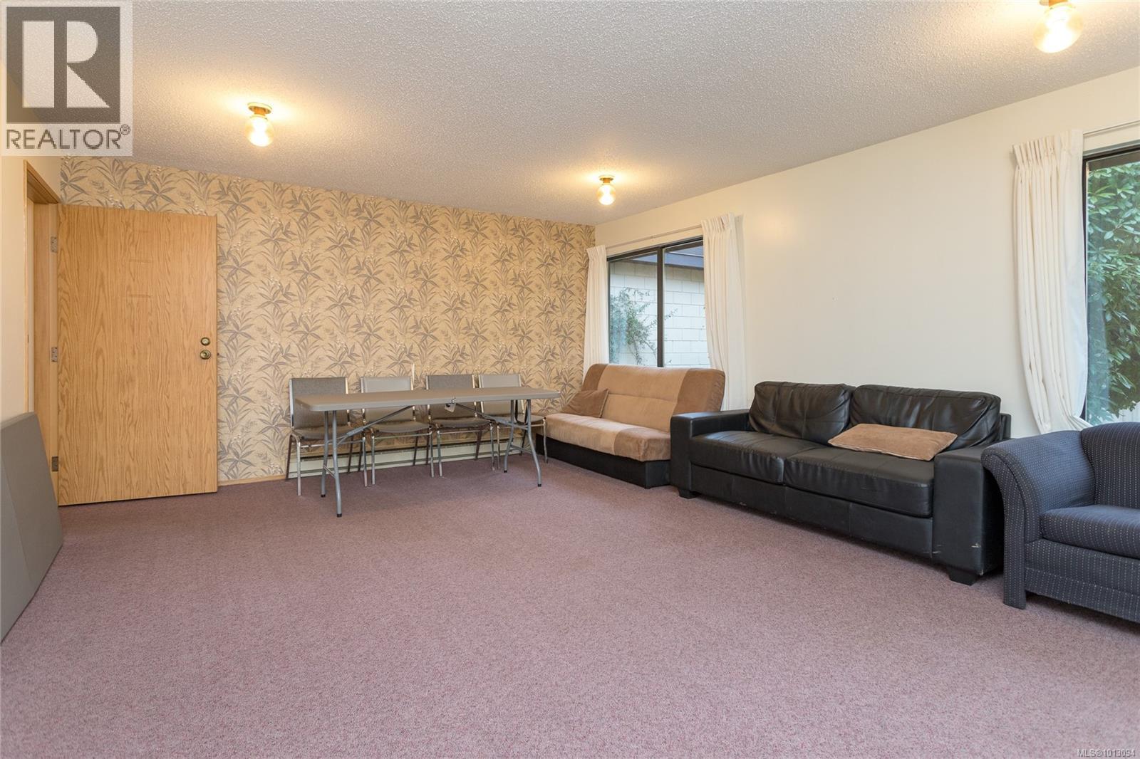 310 3215 Alder St, Saanich