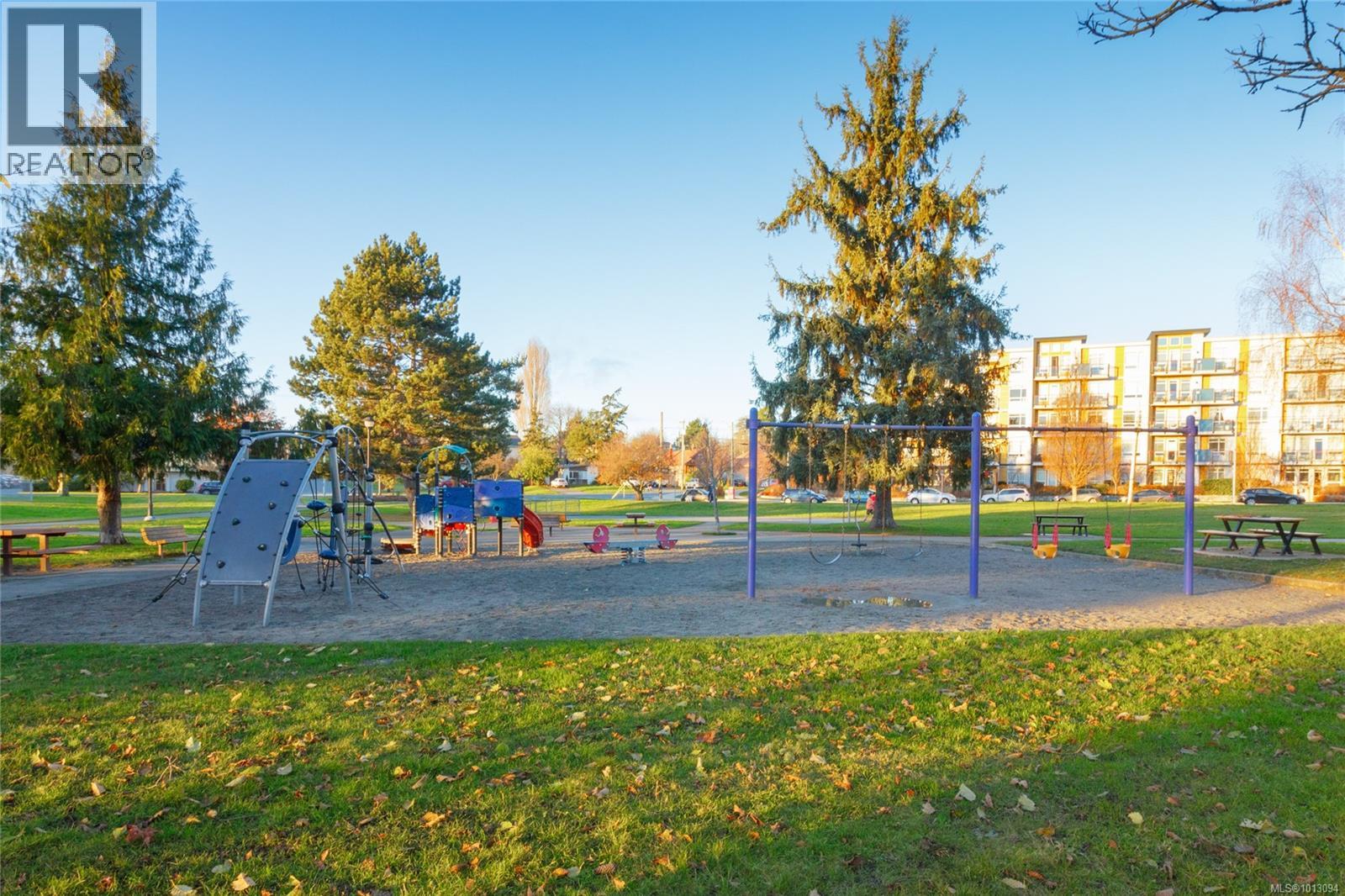 310 3215 Alder St, Saanich