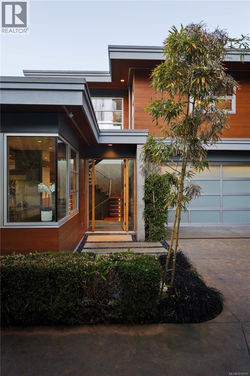  1580 Lands End Road, North Saanich