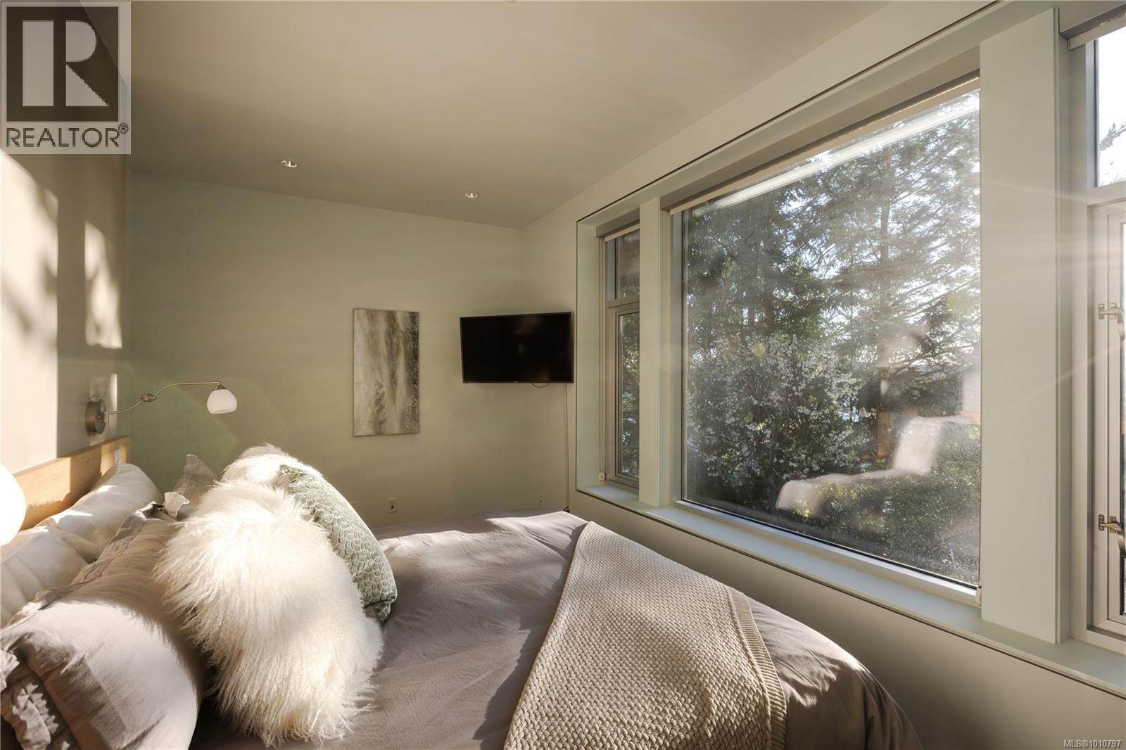  1580 Lands End Road, North Saanich