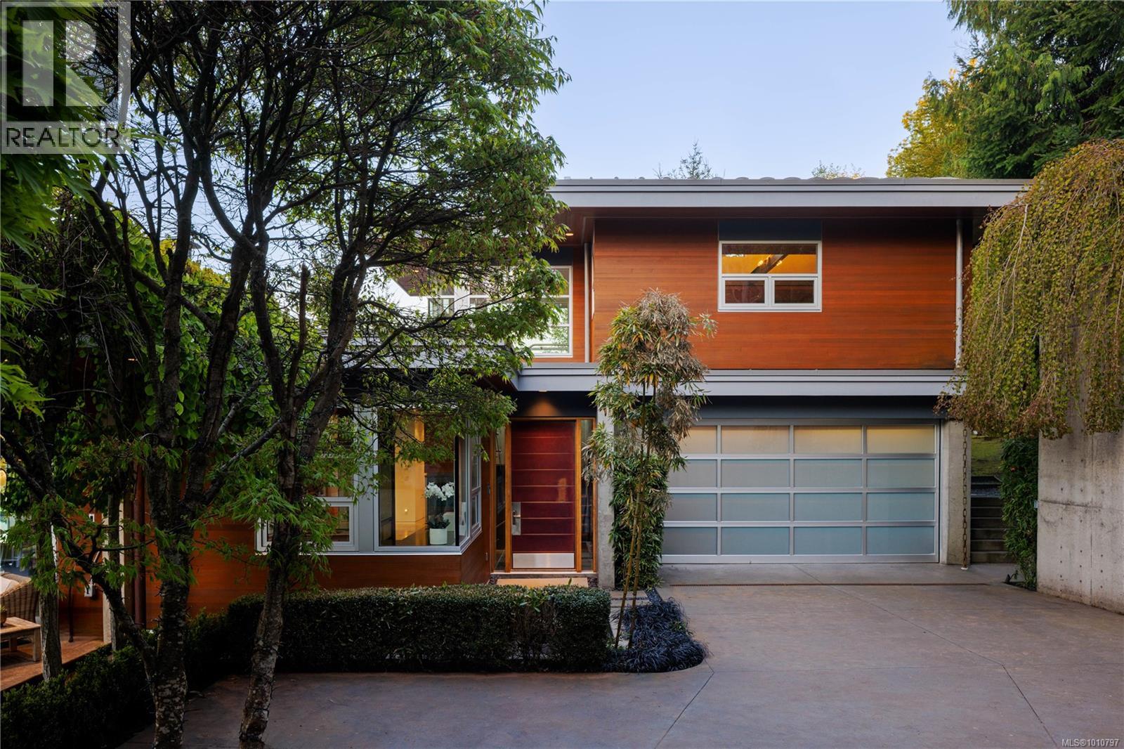  1580 Lands End Road, North Saanich