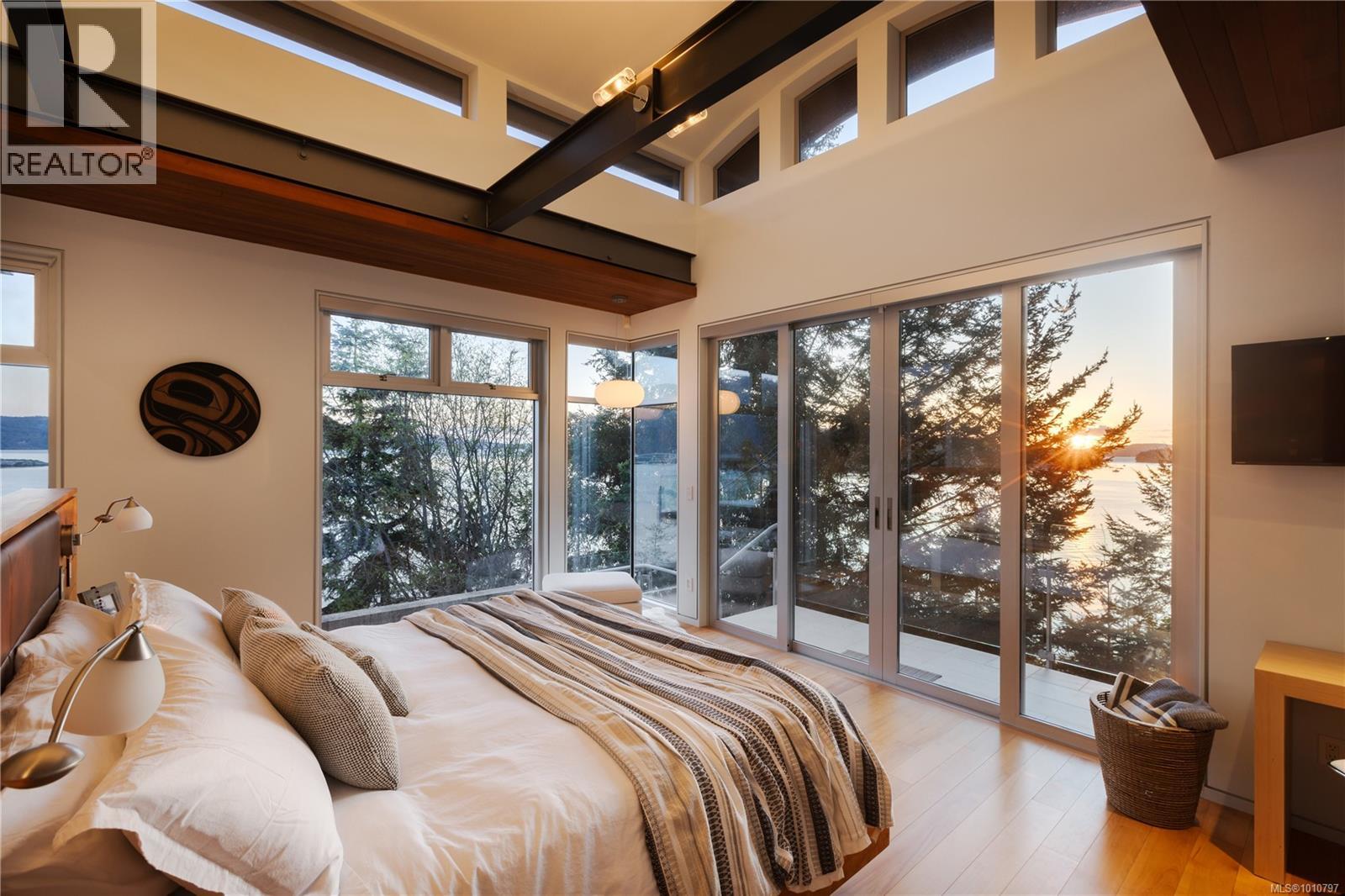  1580 Lands End Road, North Saanich