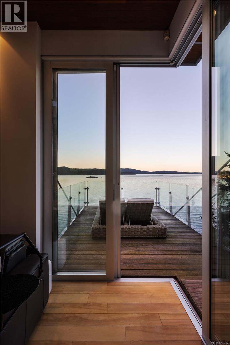  1580 Lands End Road, North Saanich