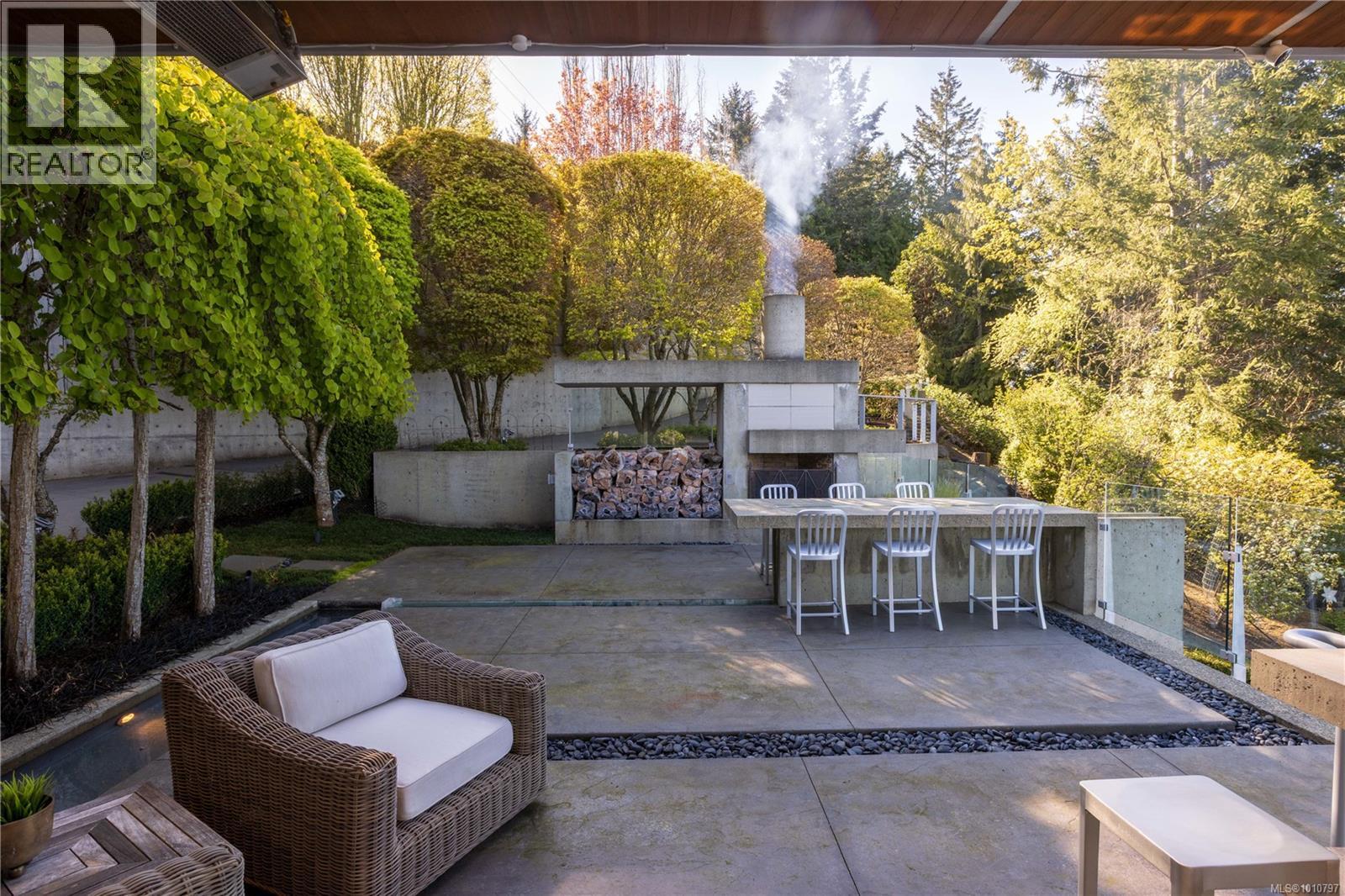  1580 Lands End Road, North Saanich