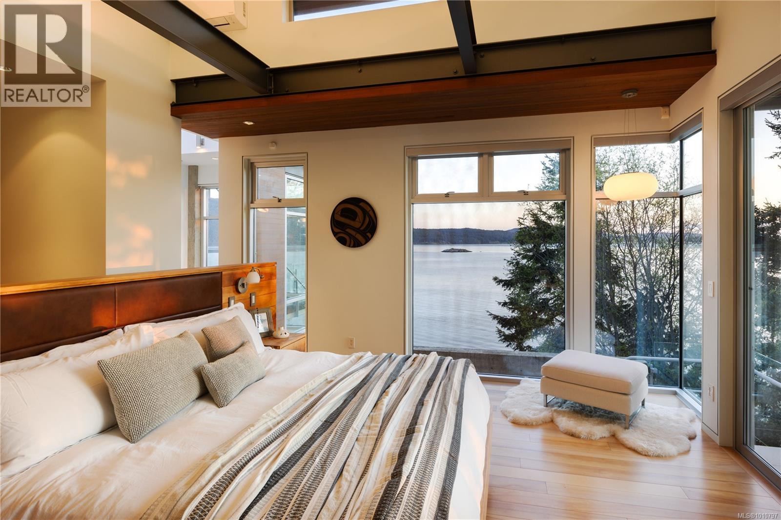  1580 Lands End Road, North Saanich