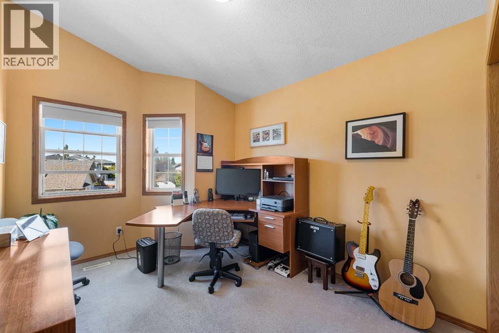 Single Family House for Sale in  Douglas Ridge Close SE Douglasdale/Glen Calgary 