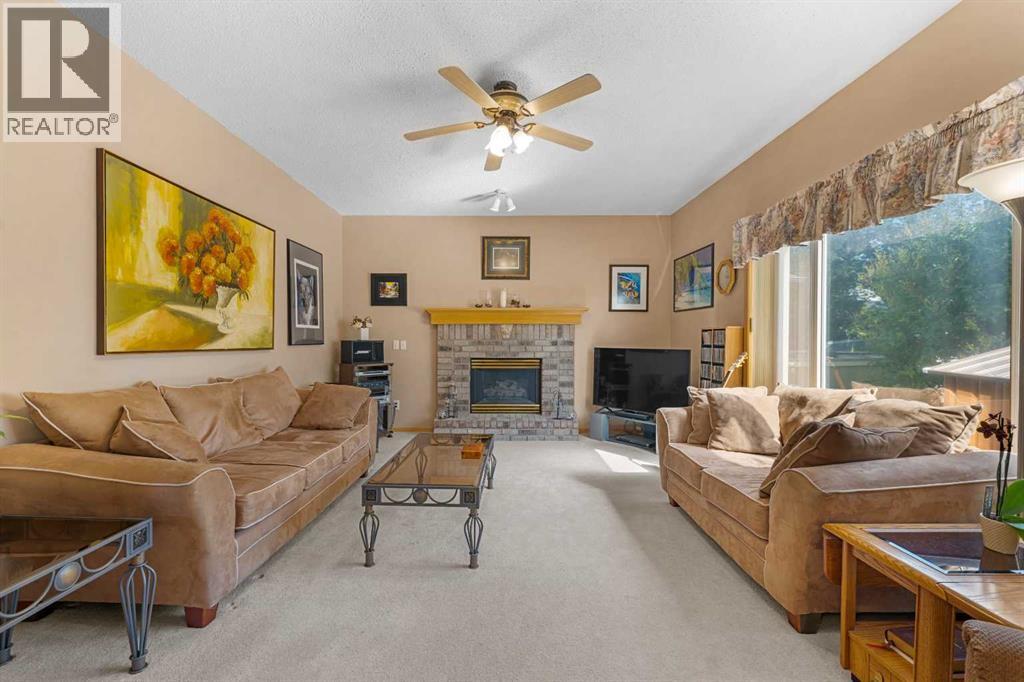 Single Family House for Sale in  Douglas Ridge Close SE Douglasdale/Glen Calgary 