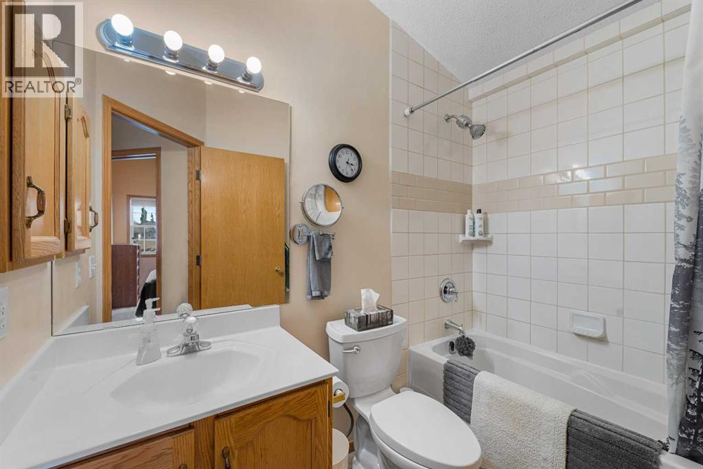 Single Family House for Sale in  Douglas Ridge Close SE Douglasdale/Glen Calgary 