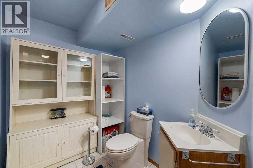 Single Family House for Sale in  Douglas Ridge Close SE Douglasdale/Glen Calgary 