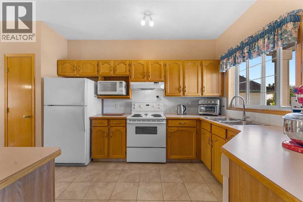 Single Family House for Sale in  Douglas Ridge Close SE Douglasdale/Glen Calgary 