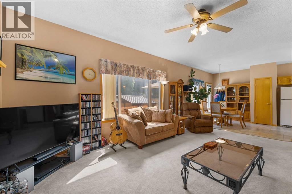 Single Family House for Sale in  Douglas Ridge Close SE Douglasdale/Glen Calgary 