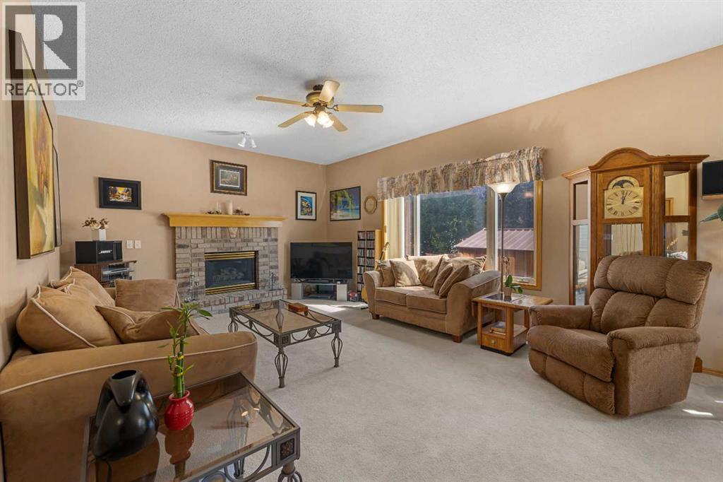 Single Family House for Sale in  Douglas Ridge Close SE Douglasdale/Glen Calgary 
