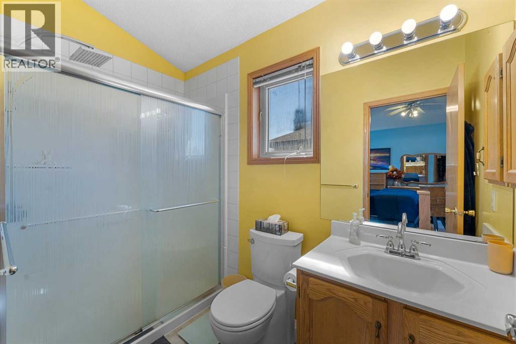 Single Family House for Sale in  Douglas Ridge Close SE Douglasdale/Glen Calgary 