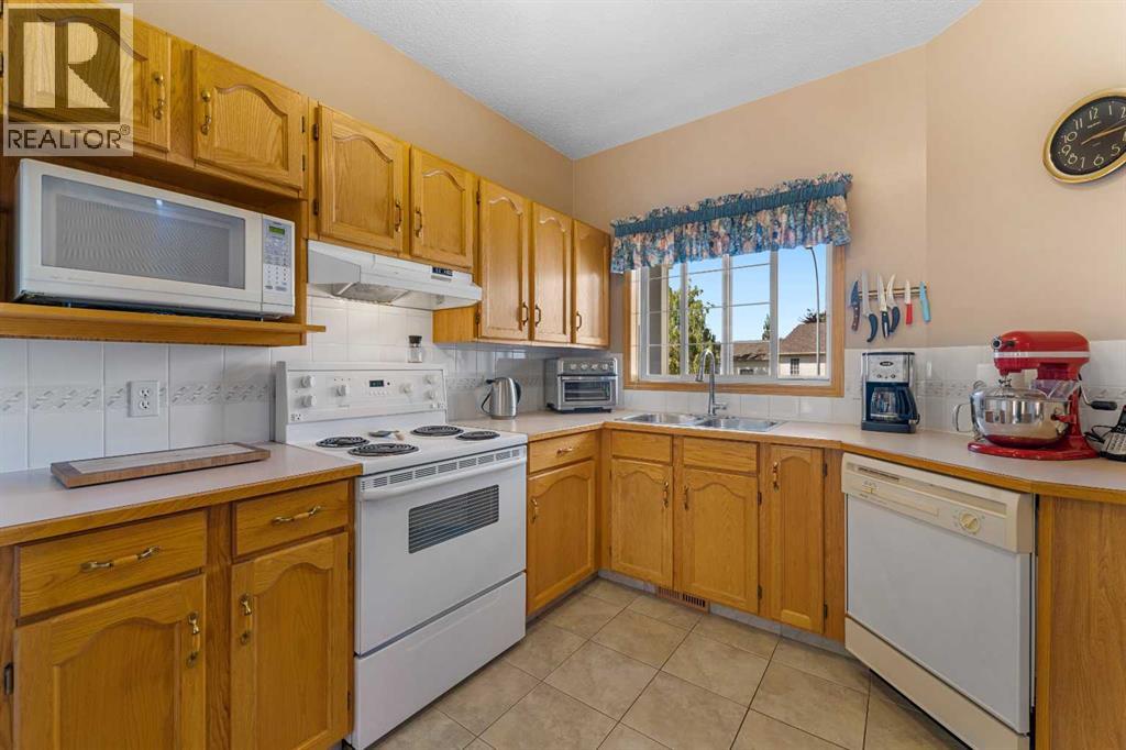 Single Family House for Sale in  Douglas Ridge Close SE Douglasdale/Glen Calgary 