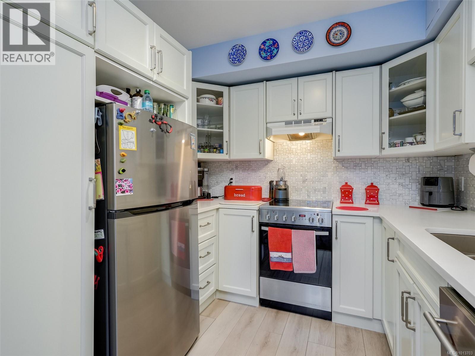 302 1485 Garnet Rd, Saanich