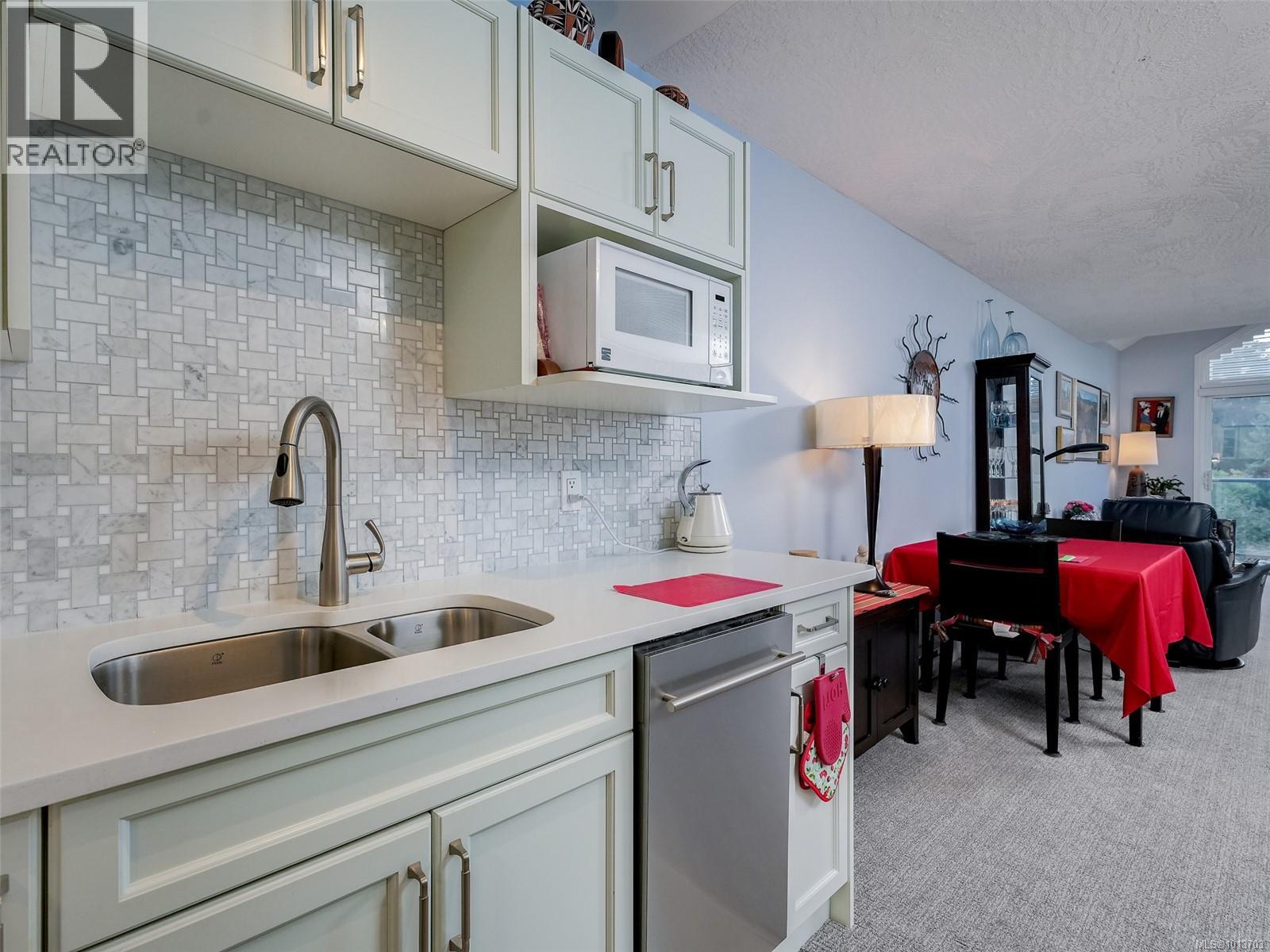 302 1485 Garnet Rd, Saanich